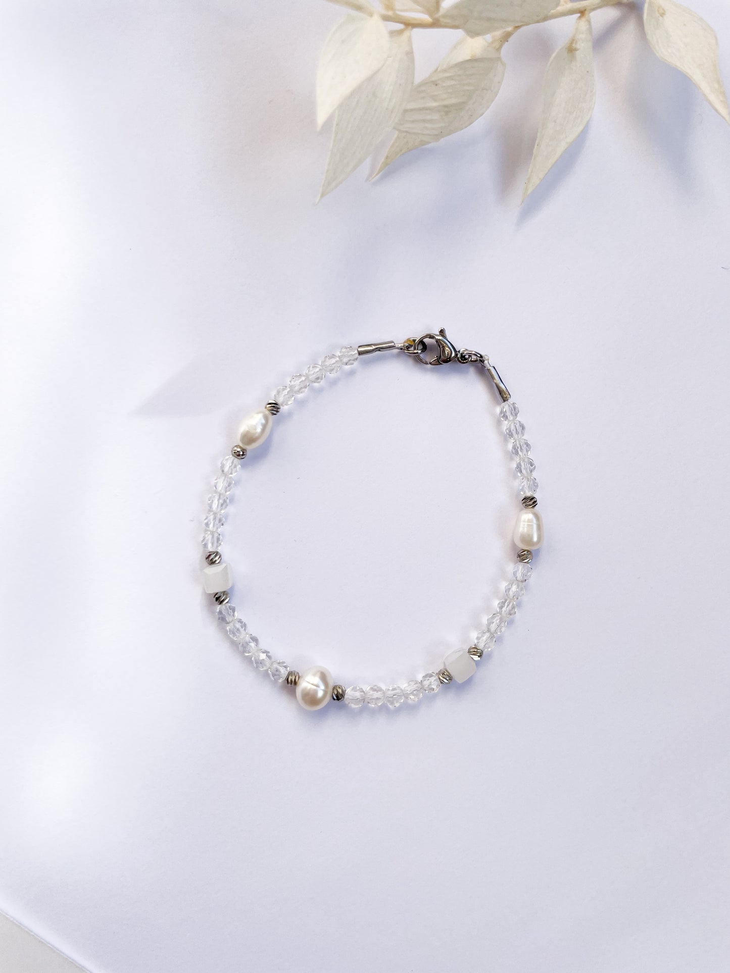 Гривна с естествени перли,прозрачни кристали и топчета от медицинска стомана
