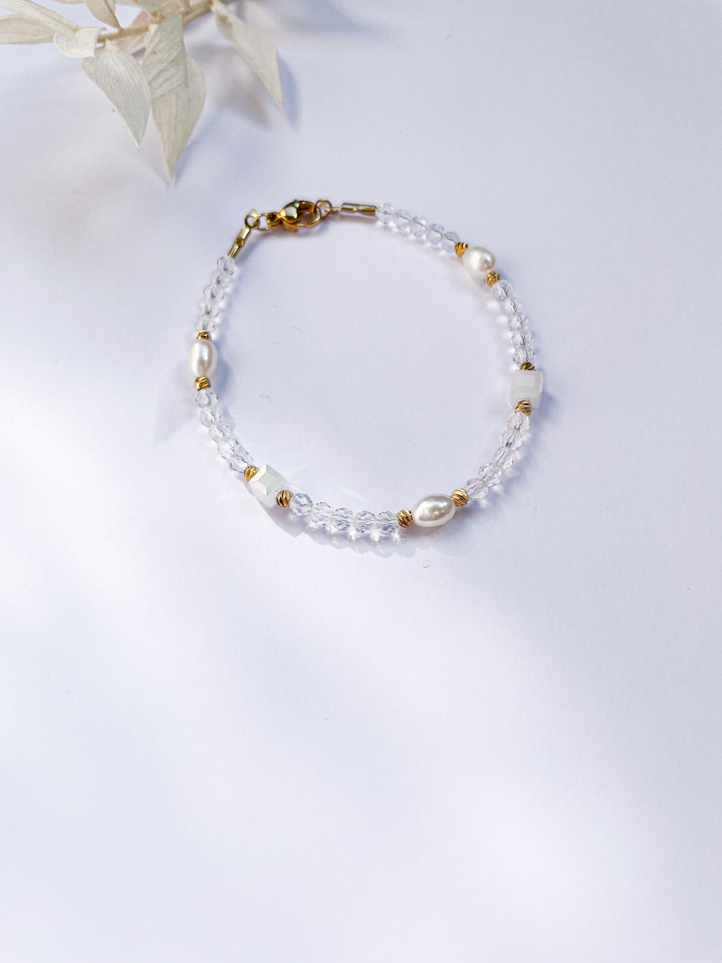 Гривна с естествени перли,прозрачни кристали и 18K позлатени топчета от медицинска стомана