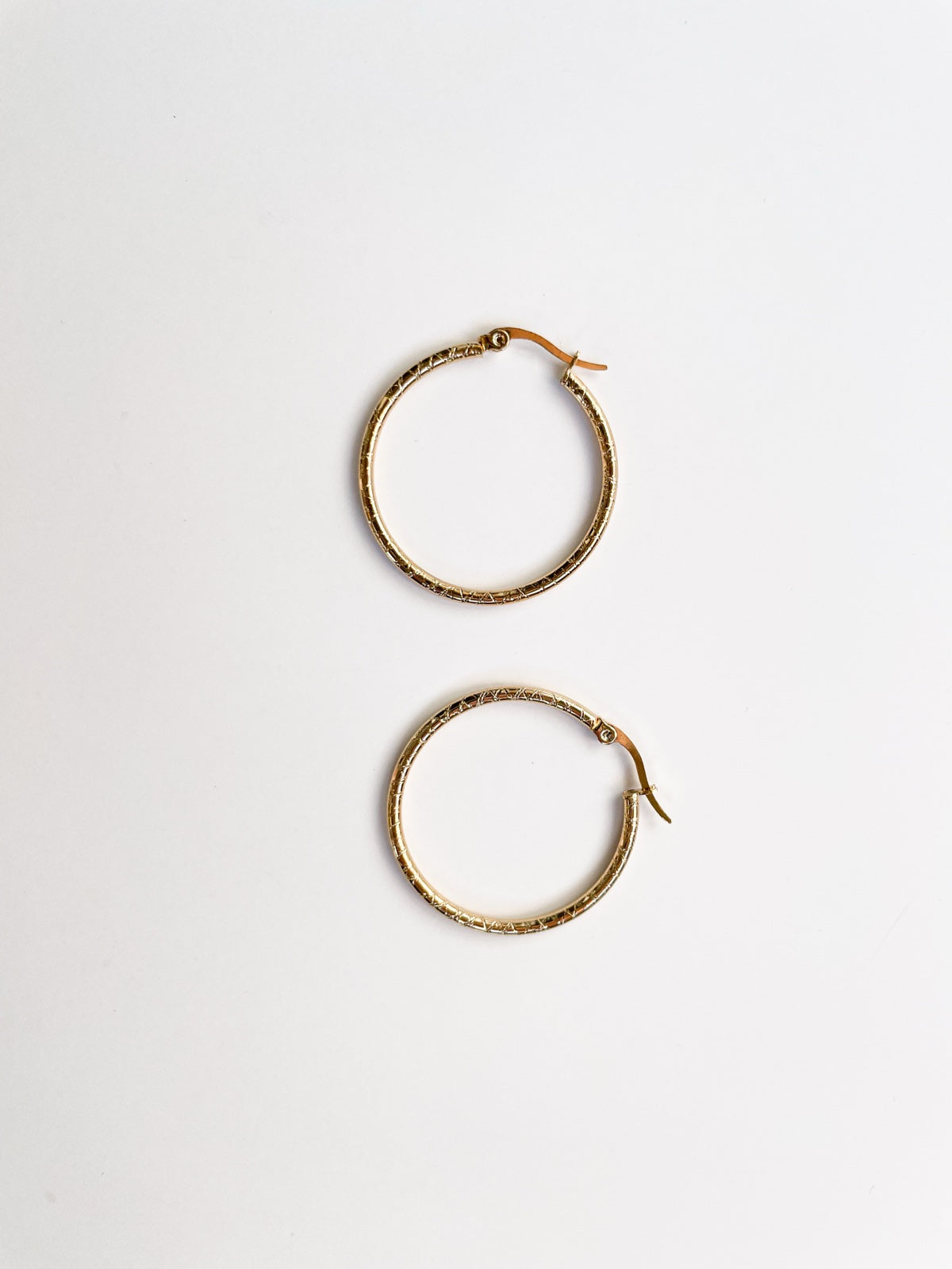 Обеци халки от медицинска стомана 316L в златист цвят с релефни детайли 