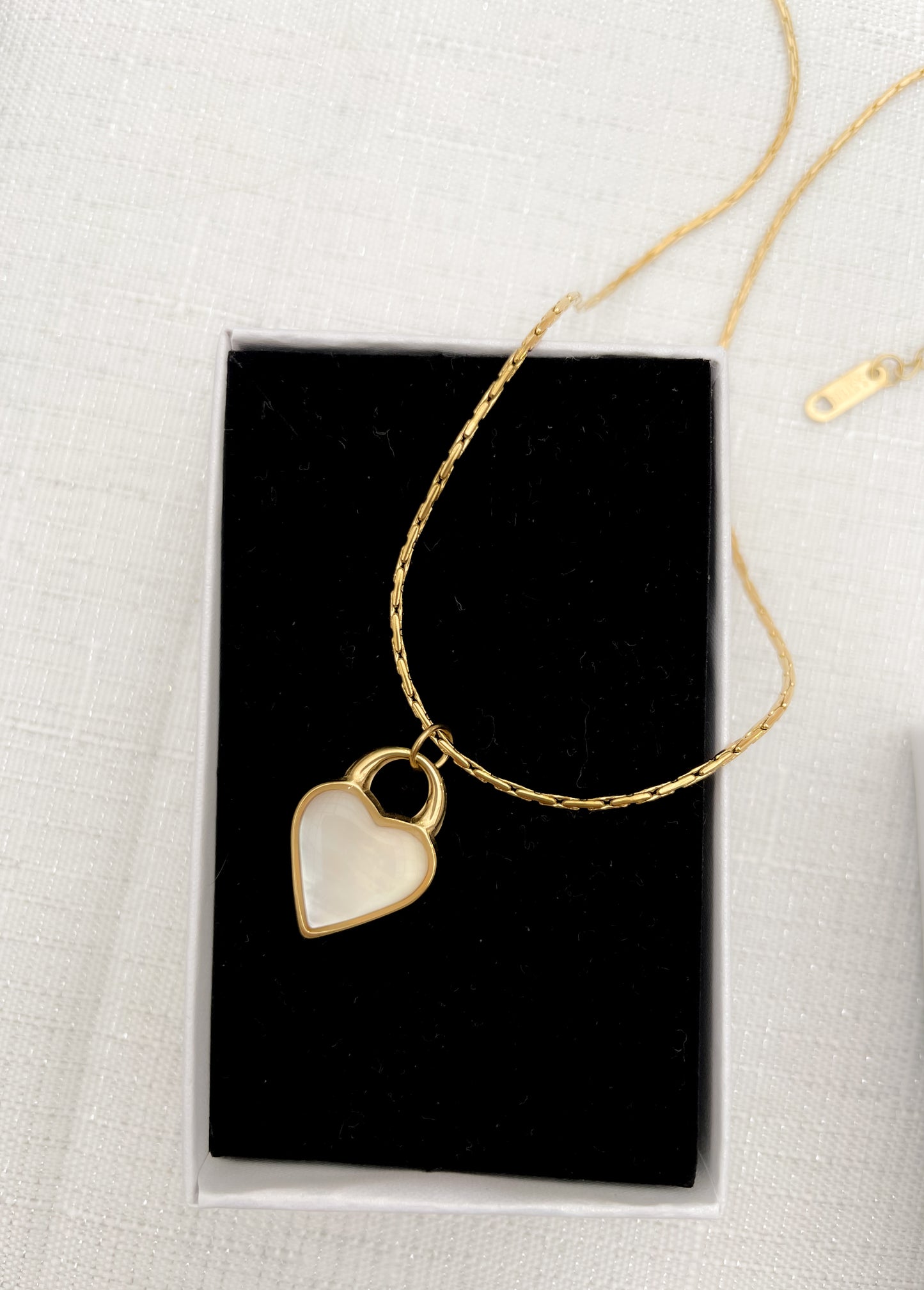 Колие със сърце с две лица черно и бяло в златист цвят от медицинска стомана 316L