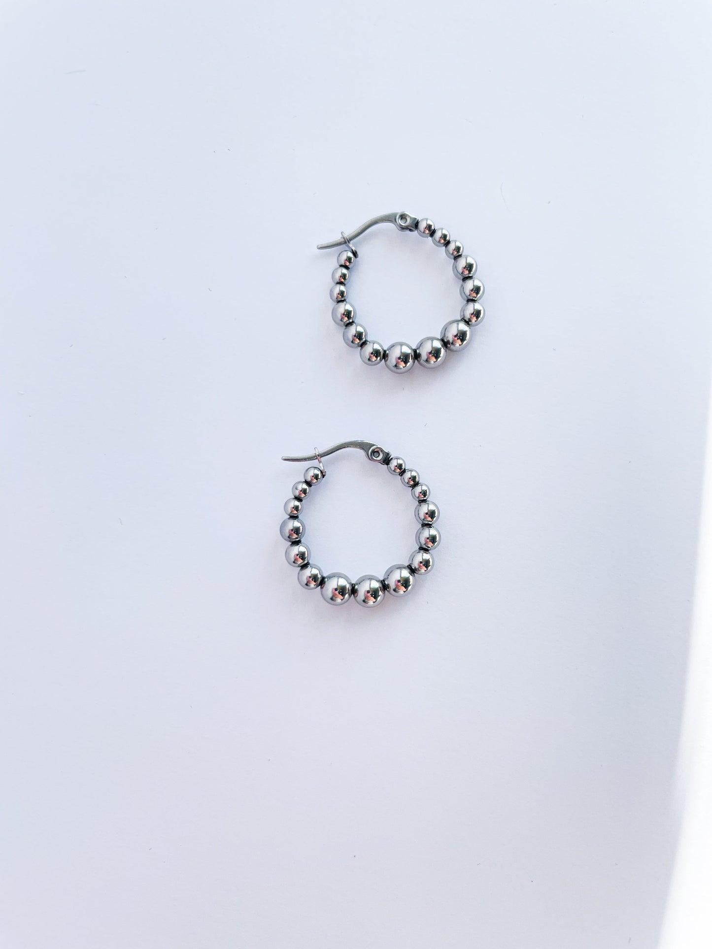 Обеци халки с топчета среден размер от медицинска стомана 316L 