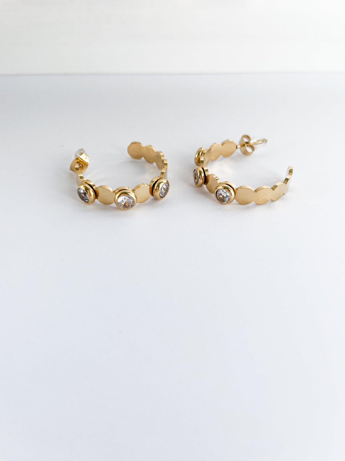 Златисти обеци халки с бели камъни от медицинска стомана 