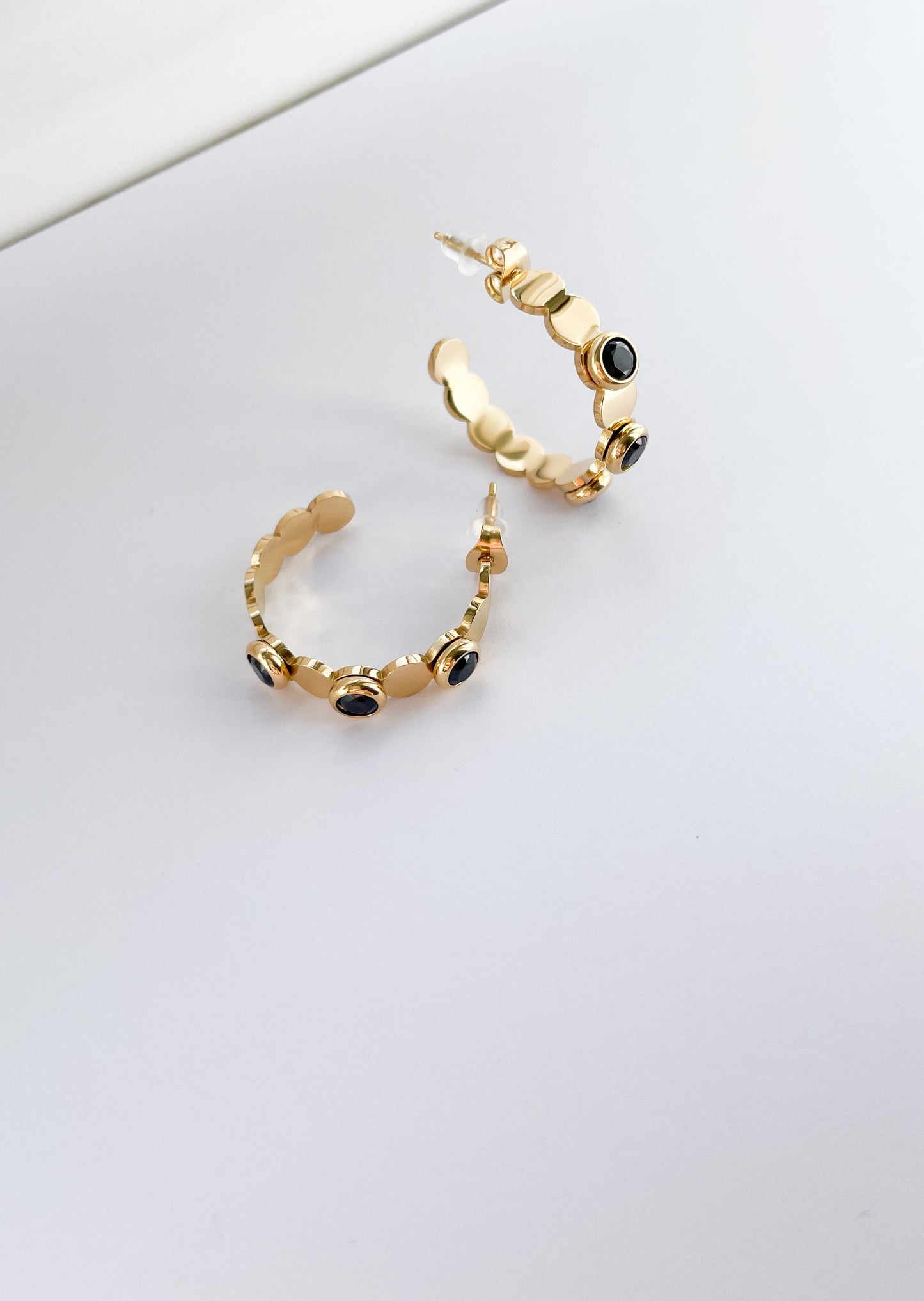 Златисти обеци халки с черни камъни от медицинска стомана