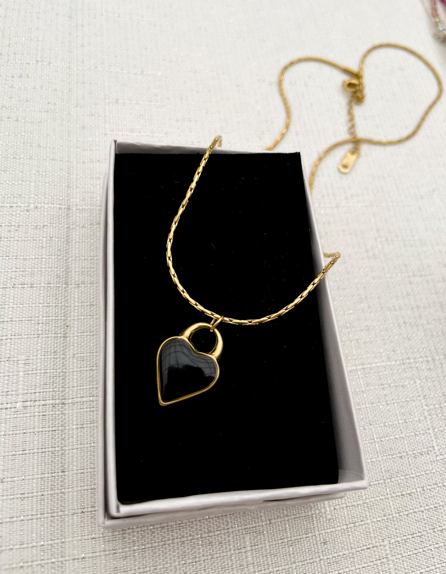 Колие със сърце с две лица черно и бяло в златист цвят от медицинска стомана 316L