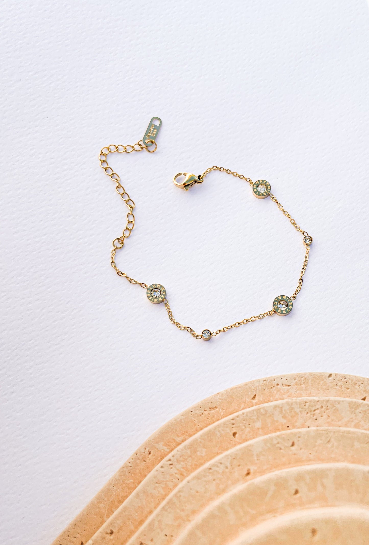 Нежна дамска гривна от медицинска стомана с нежни бели камъни