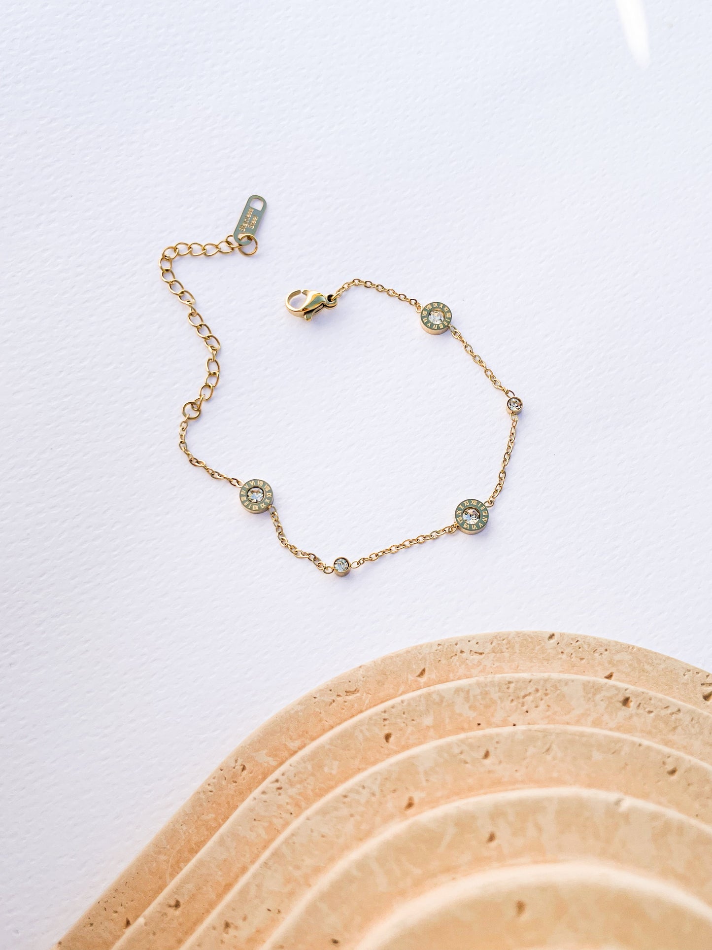 Нежна дамска гривна от медицинска стомана с нежни бели камъни