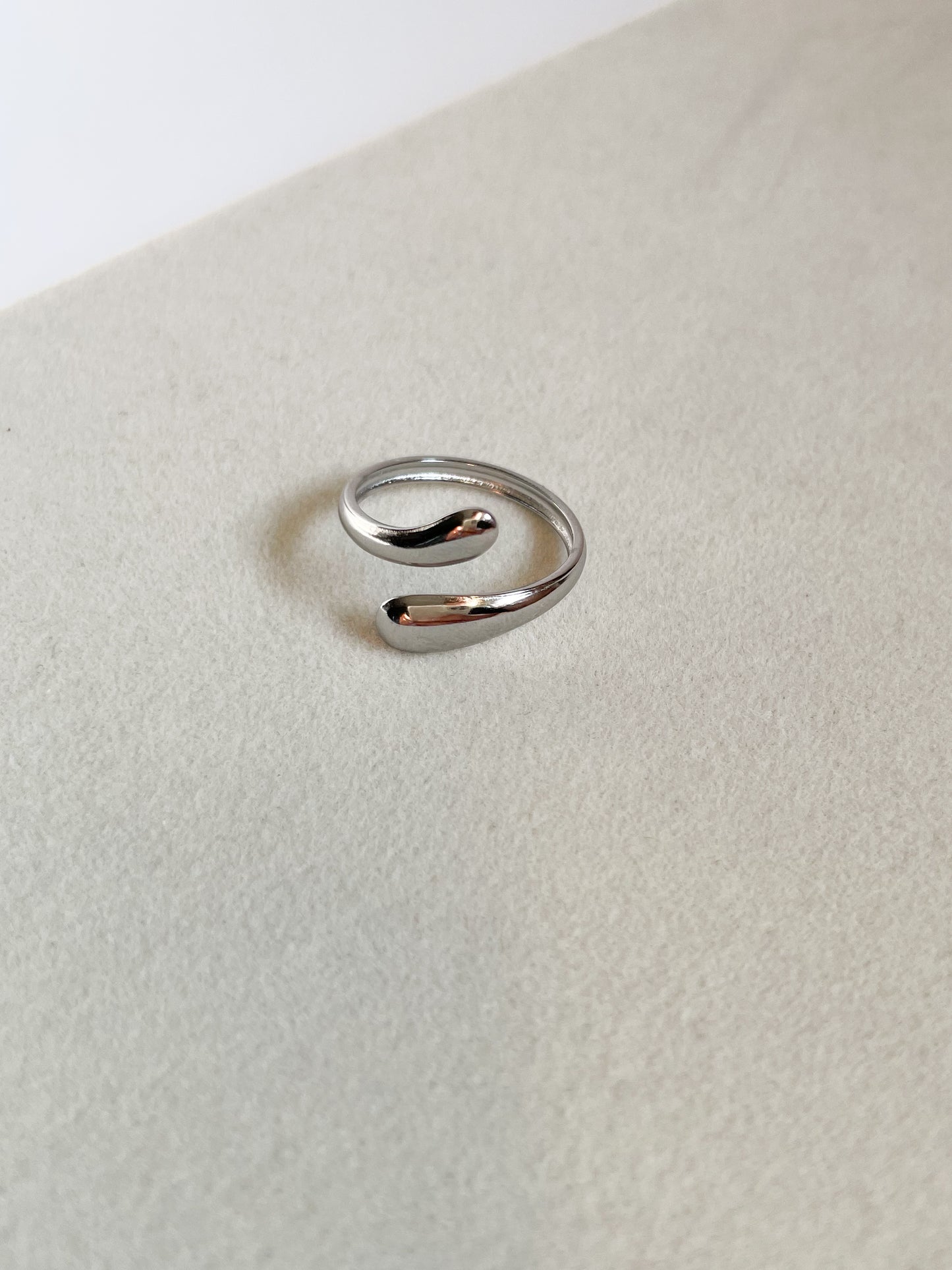 Пръстен от медицинска стомана с регулиране във капковидна форма