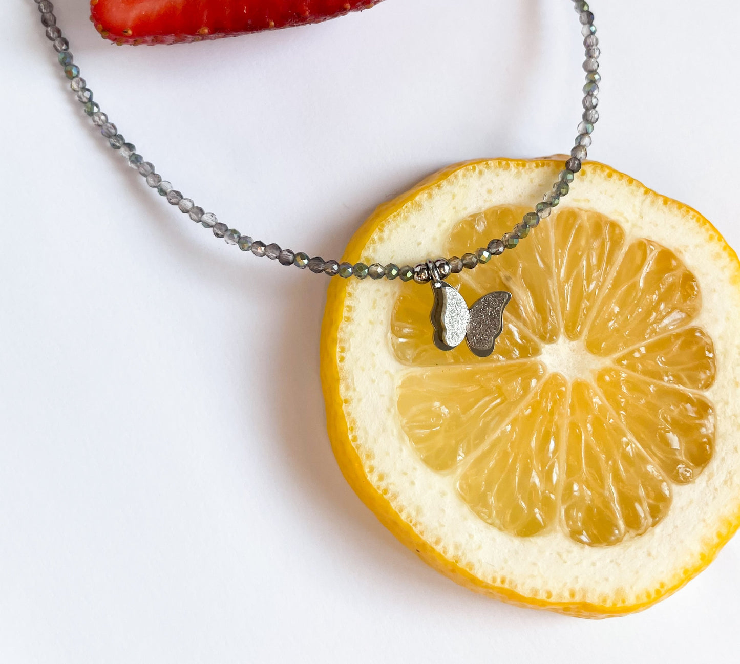 Късо колие ''Papillon d'argent'' с висулка пеперуда