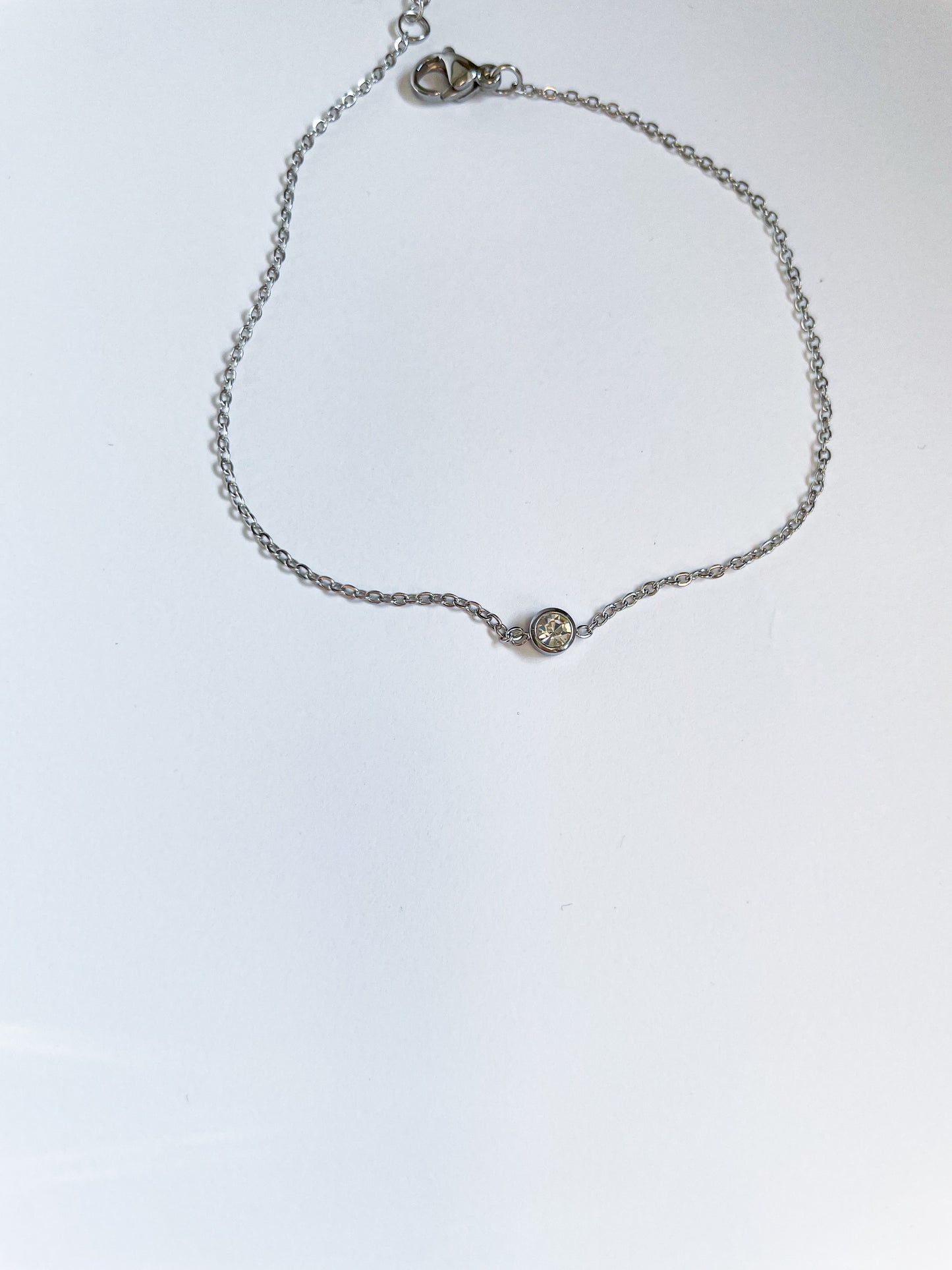 Тънка гривна с малко бяло камъче от медицинска стомана 316L