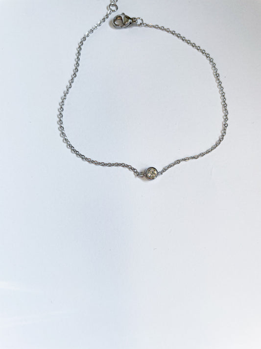 Тънка гривна с малко бяло камъче от медицинска стомана 316L