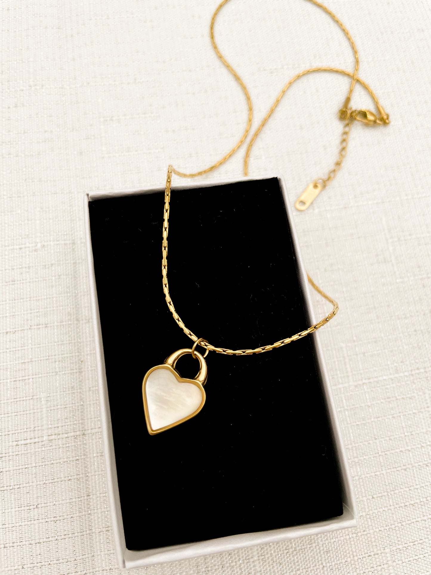 Колие със сърце с две лица черно и бяло в златист цвят от медицинска стомана 316L