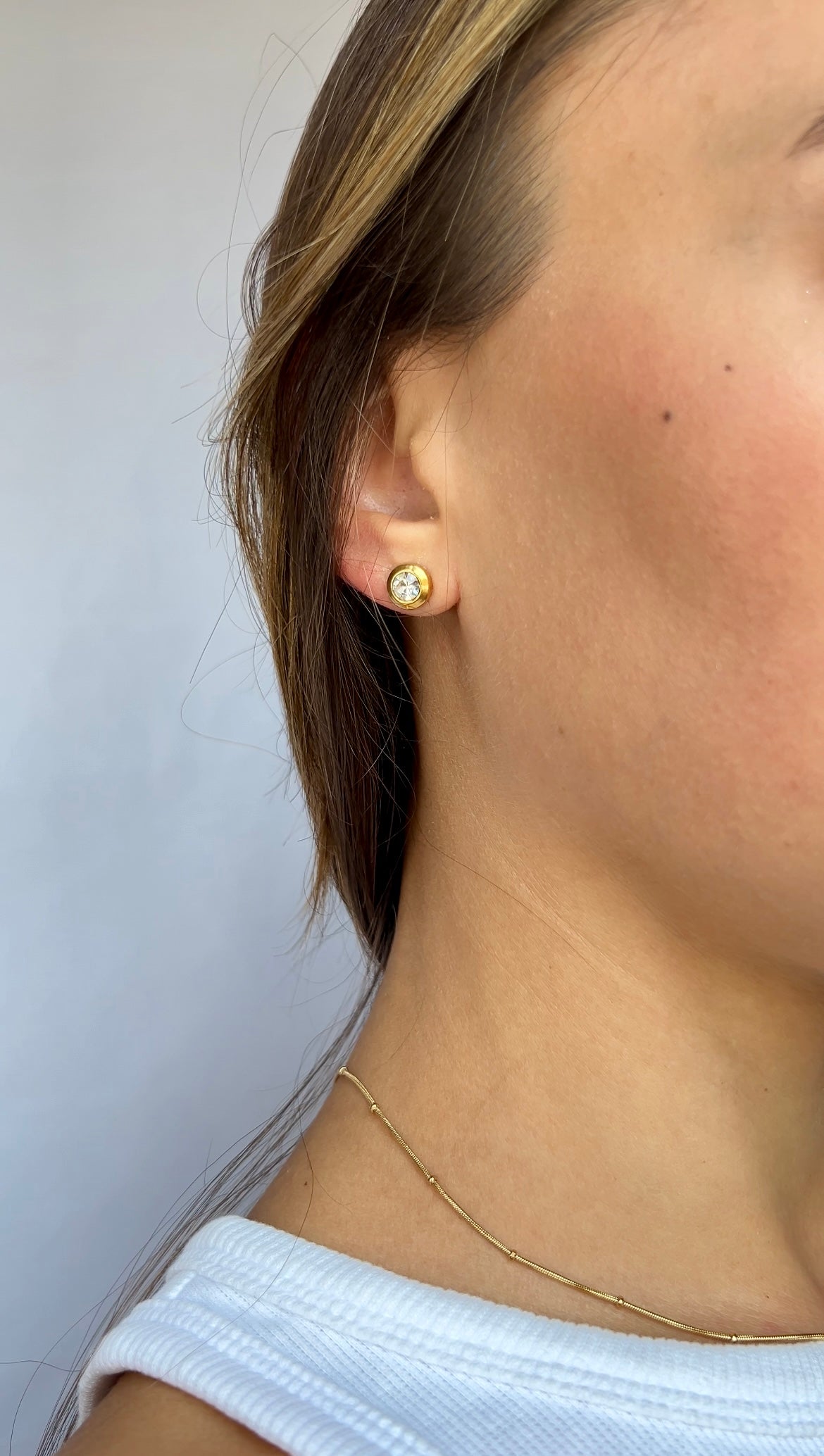 Малки нежно обеци от неръждаема стомана с бял камък на винт по ухото