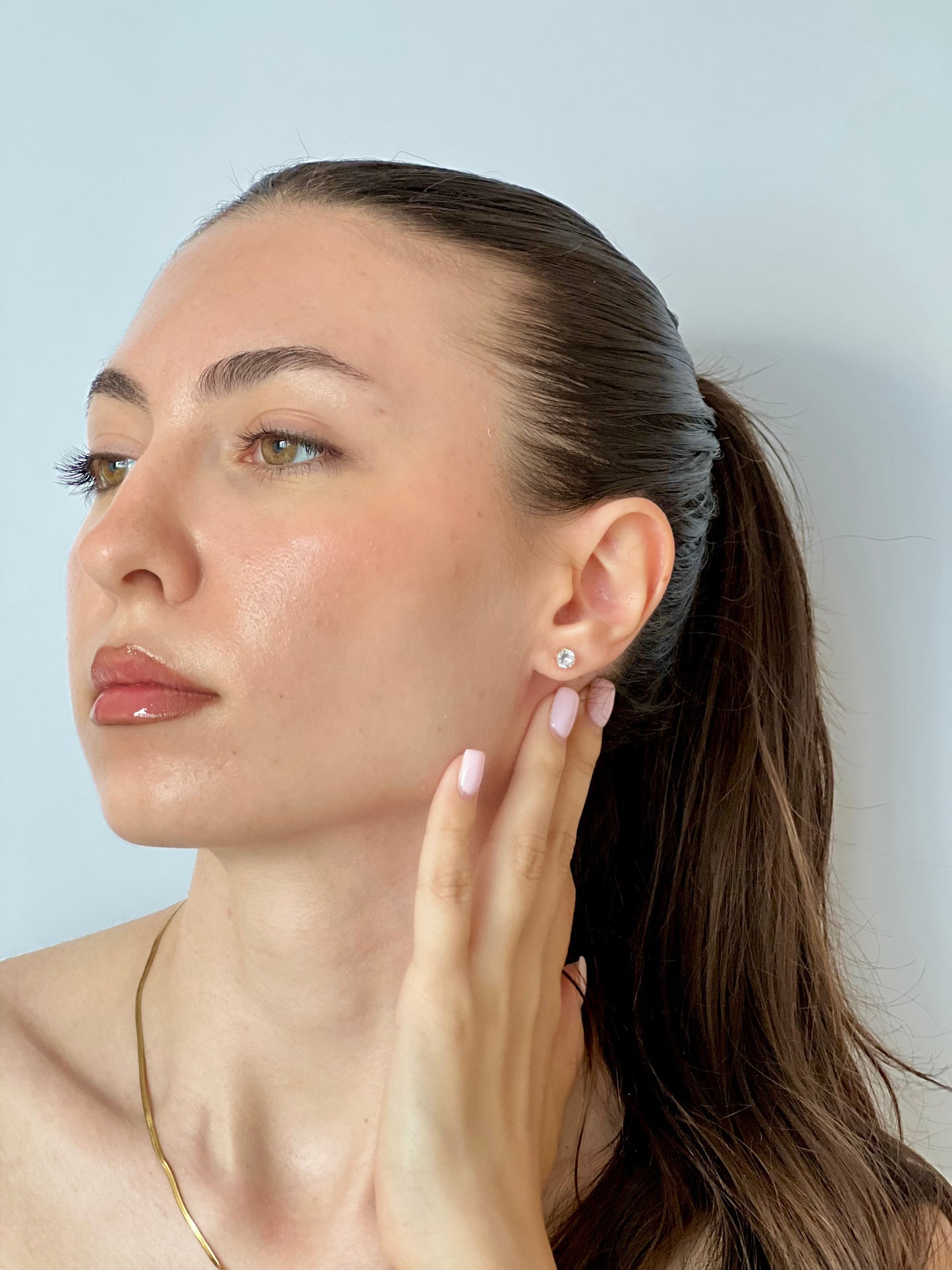 Обеци с бели камъчета на винт от медицинска стомана 316L