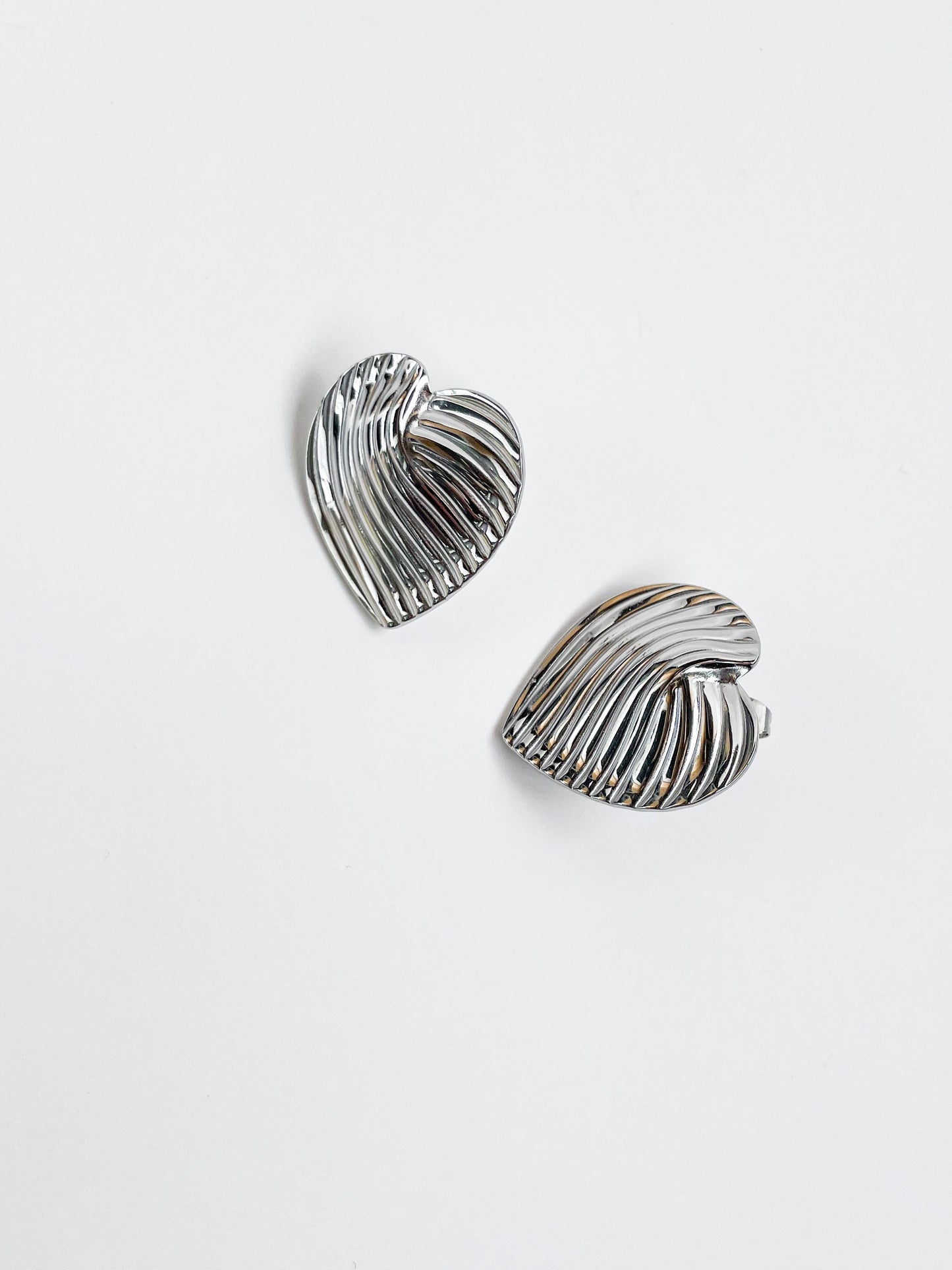 Обемни плоски обеци от медицинска стомана във формат на сърца 