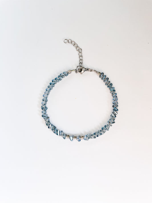 Гривна със светло сини кристали и стоманени топчета в сребрист цвят