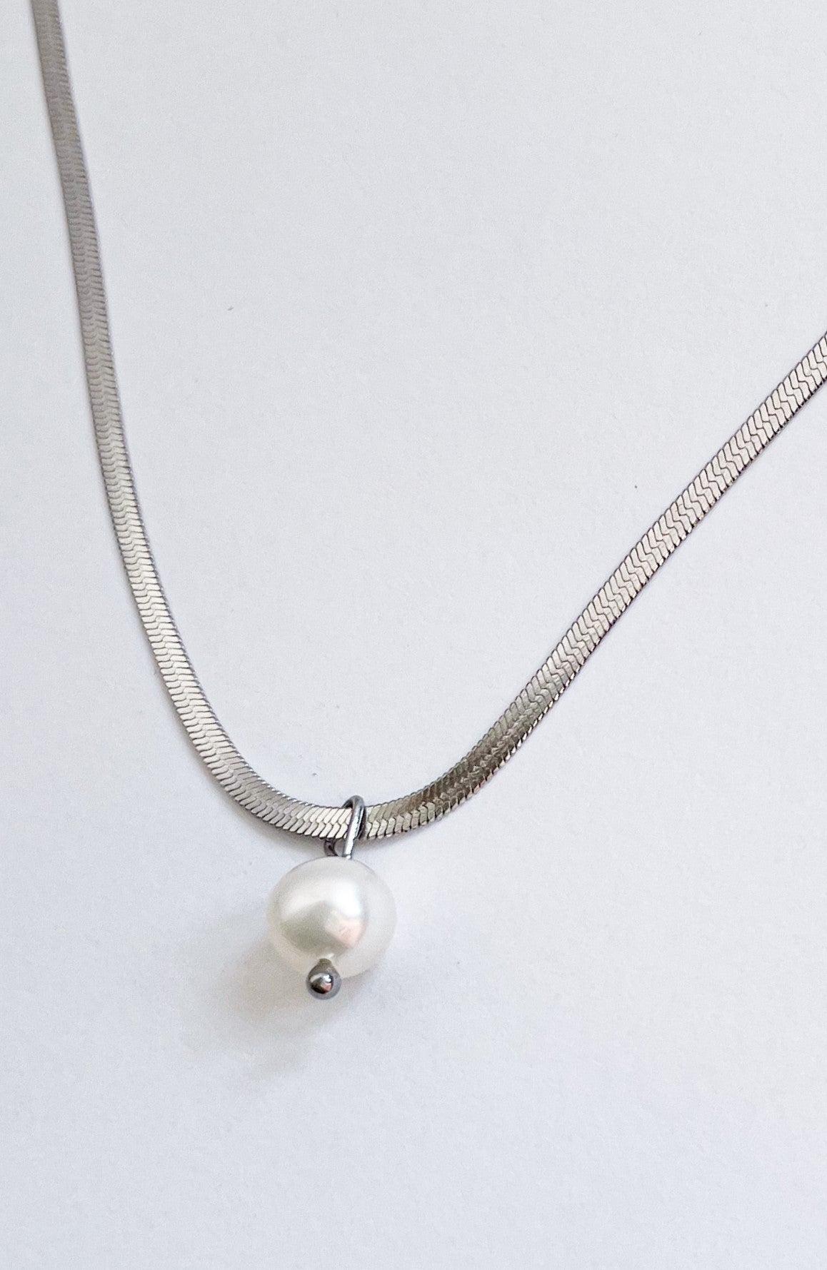 Колие с висулка естествена перла със синджир тип змийска плетка от медицинска стомана 316L