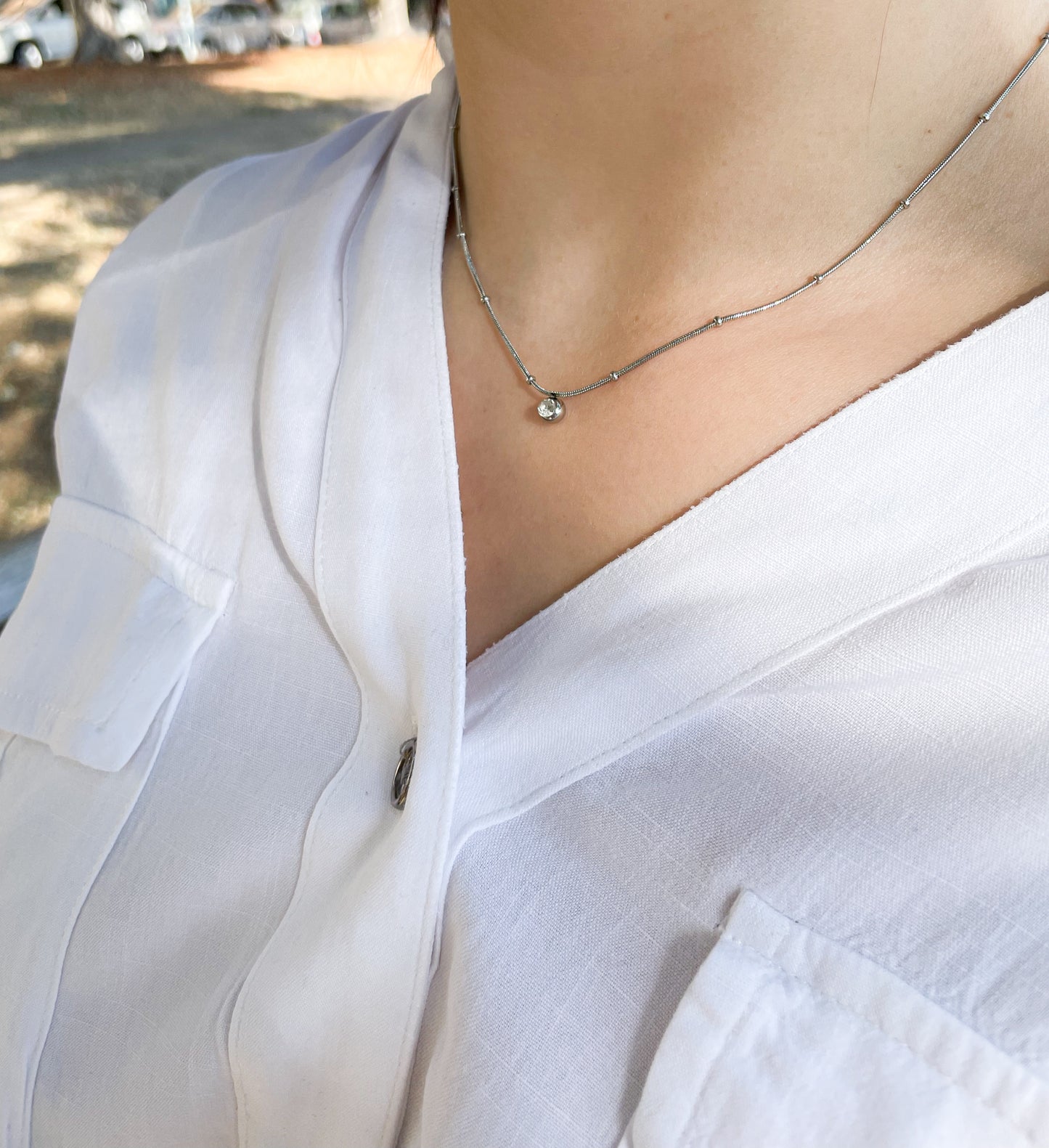 Нежно колие с камъче със синджир с топчета от медицинска стомана