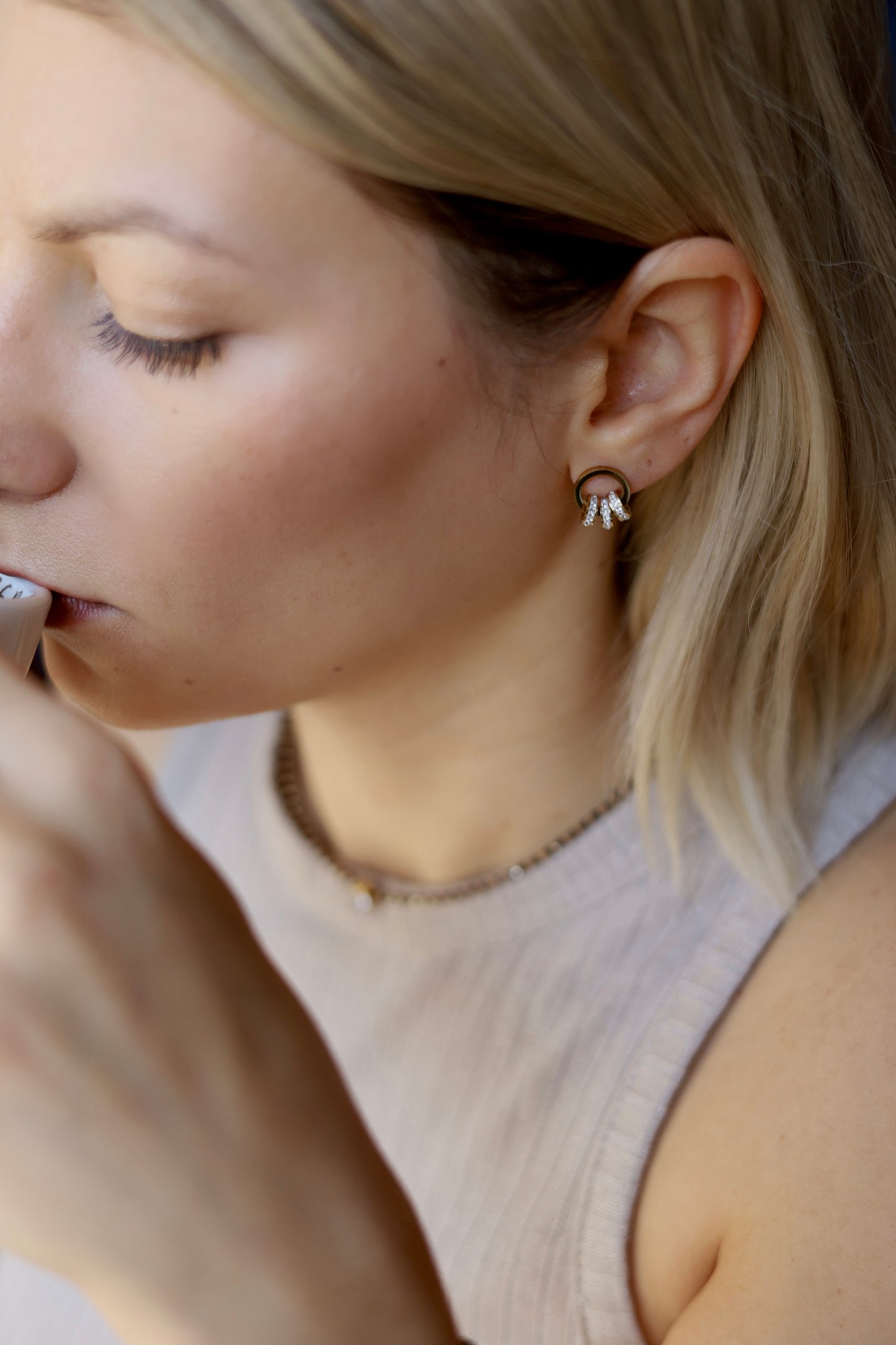 Кръгли обеци от медицинска стомана с камъни 