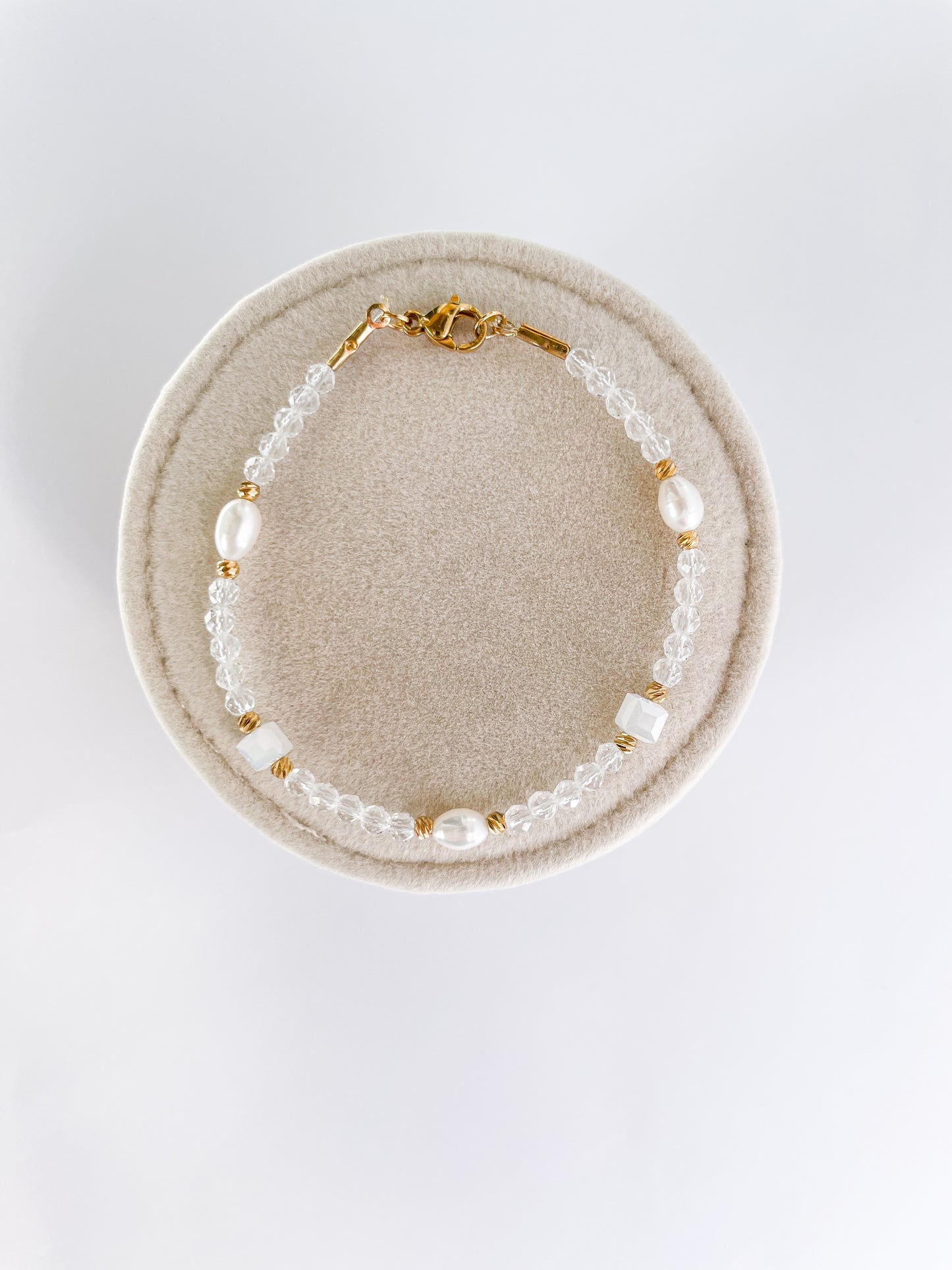 Гривна с естествени перли,прозрачни кристали и 18K позлатени топчета от медицинска стомана