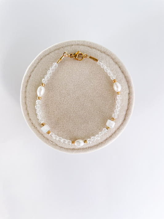 Гривна с естествени перли,прозрачни кристали и 18К позлатени топчета от медицинска стомана