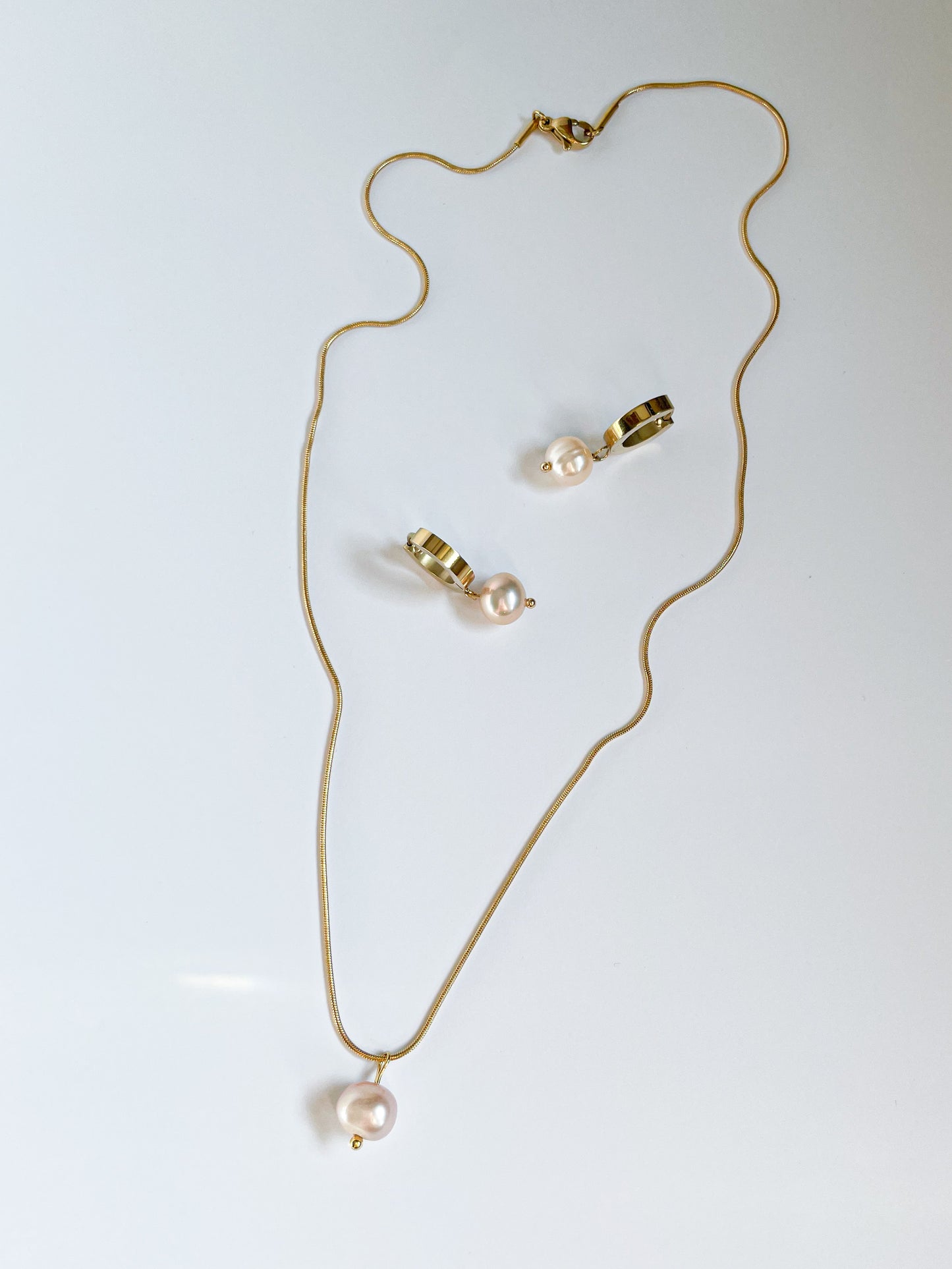 Колие и обеци с естествени розови перли и 14К позлатена медицинска стомана
