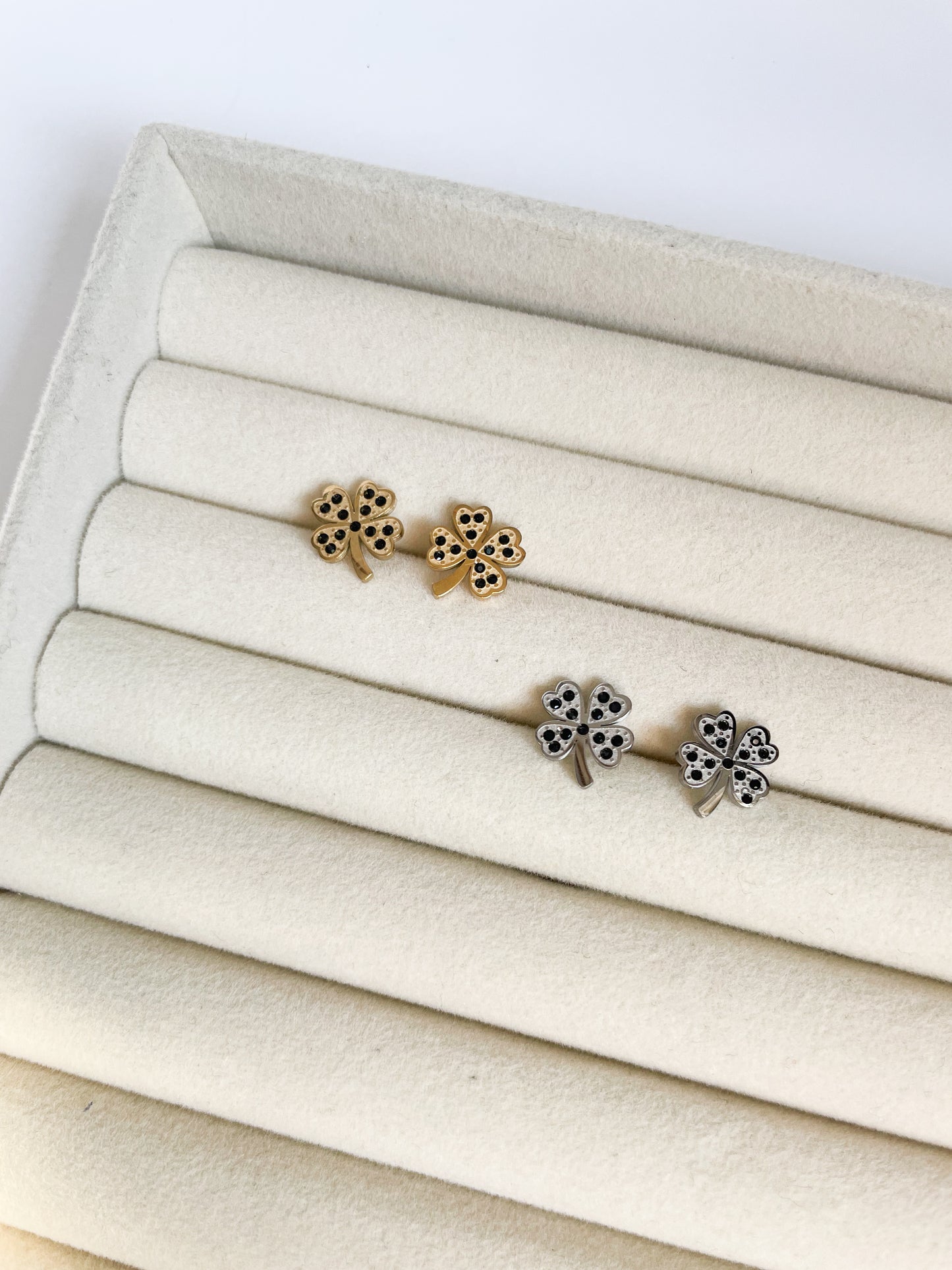 Обеци във формата на детелини с черни камъни на винт